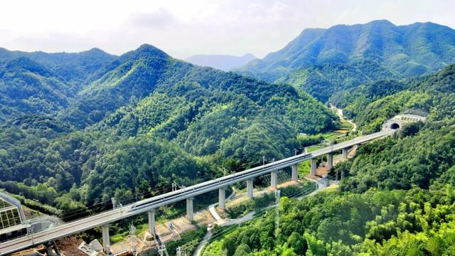 時(shí)速350公里！這條高鐵開(kāi)通運(yùn)營(yíng)